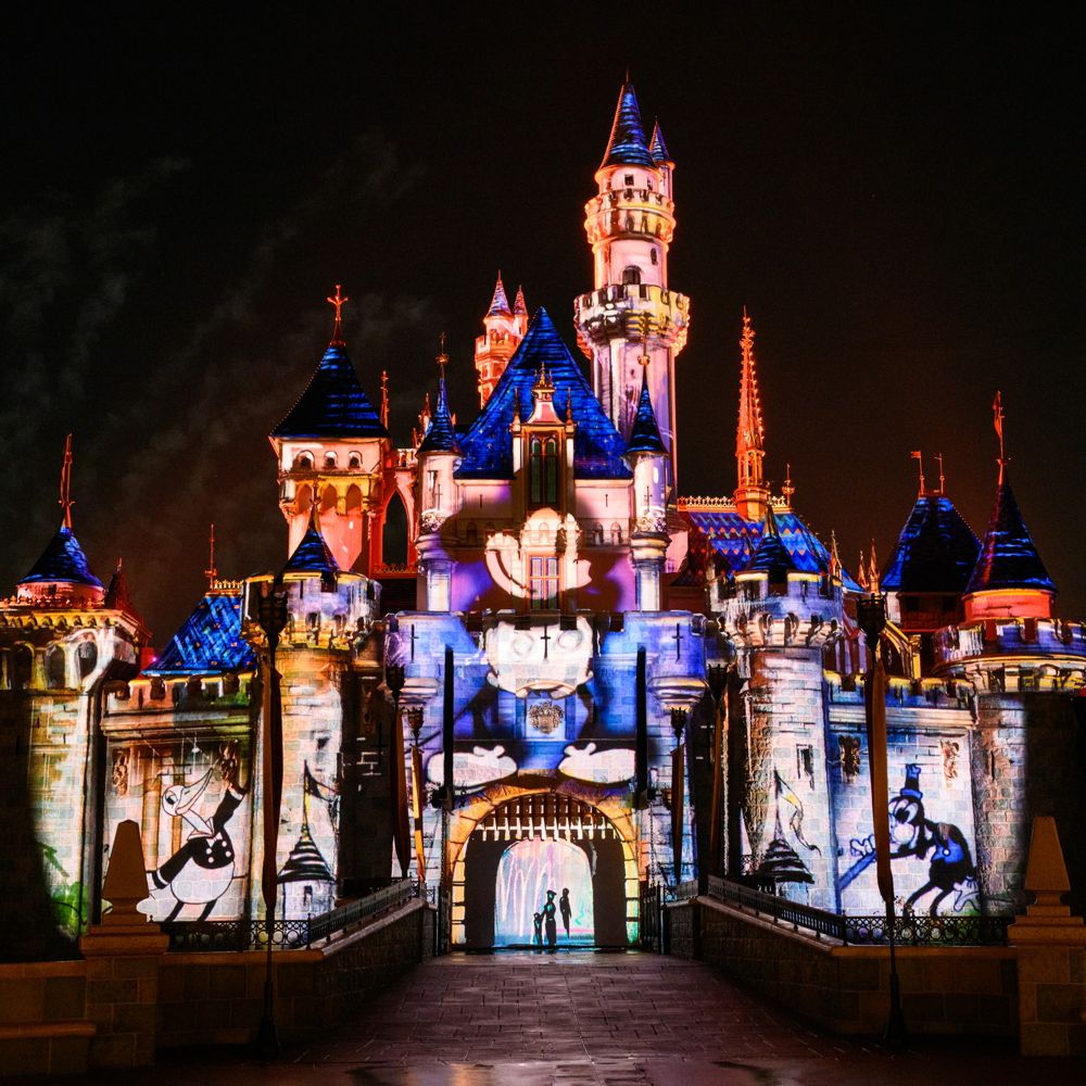 El Castillo de la Bella Durmiente en Disneyland Park iluminado durante el espectáculo nocturno Wondrous Journeys