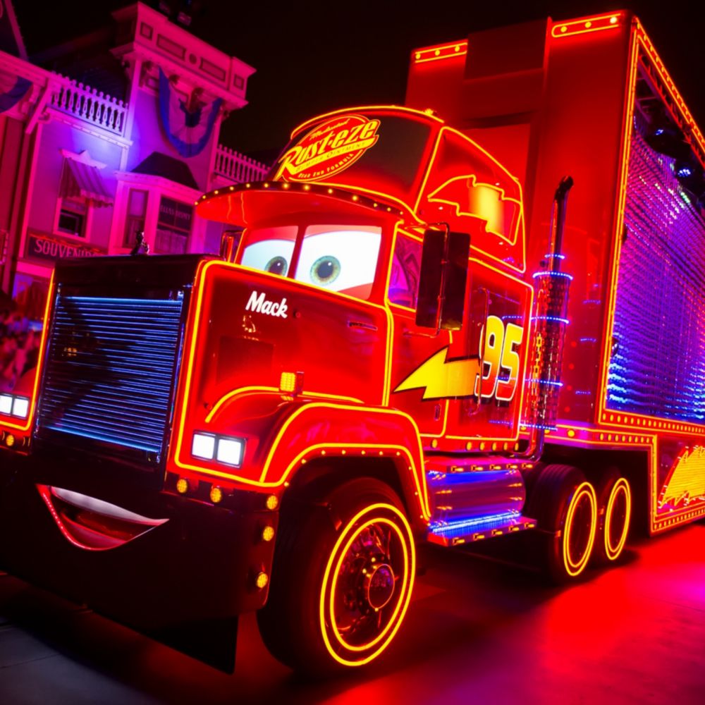 Mack iluminado cerca de Main Street, USA en el desfile Paint the Night Parade