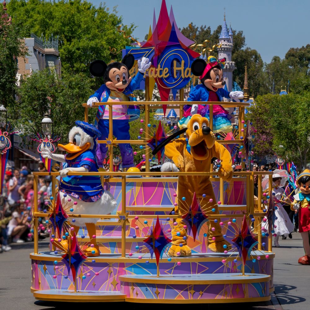 Mickey Mouse, Minnie Mouse, Donald Duck y Pluto en una carroza durante Celebrate Happy Cavalcade