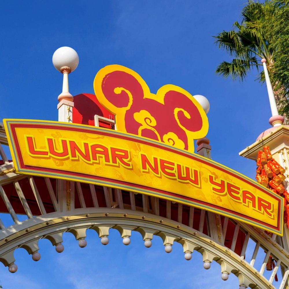 Un letrero que dice “Lunar New Year”, con el logotipo de Mickey Mouse