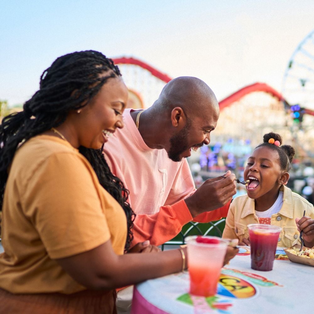 Una familia disfrutando de comida y bebidas en Paradise Gardens Park en Disney California Adventure Park