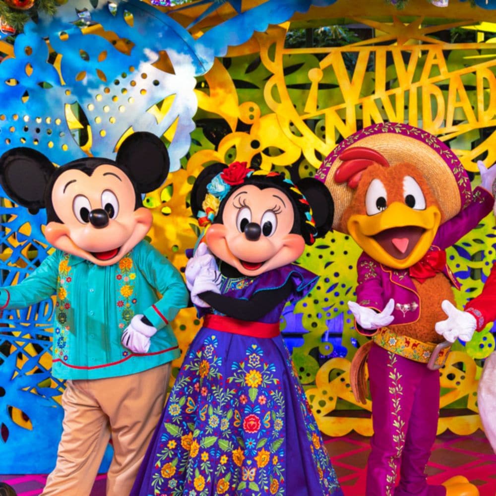 Mickey Mouse, Minnie Mouse y The Three Caballeros usando atuendos de la Fiesta Ambulante Disney ¡Viva Navidad!