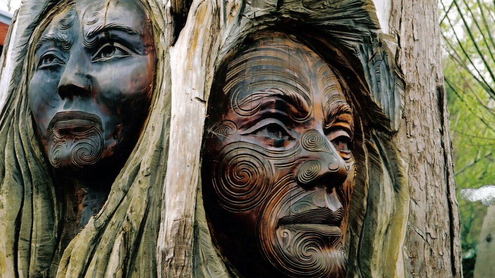 木に彫られたマオリ族の顔（ニュージーランド）