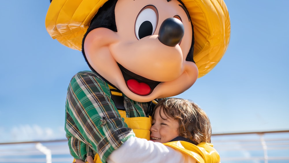 ディズニー・アラスカ・クルーズで子供を抱きしめるミッキーマウス