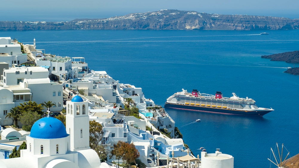 ギリシャの島の港に入るディズニー・クルーズ船