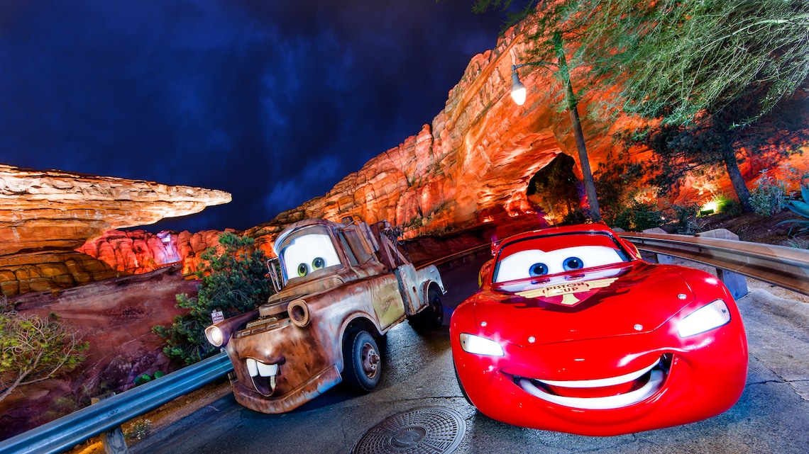 Lightning McQueen y Mater juntos en la pista de Cars Land