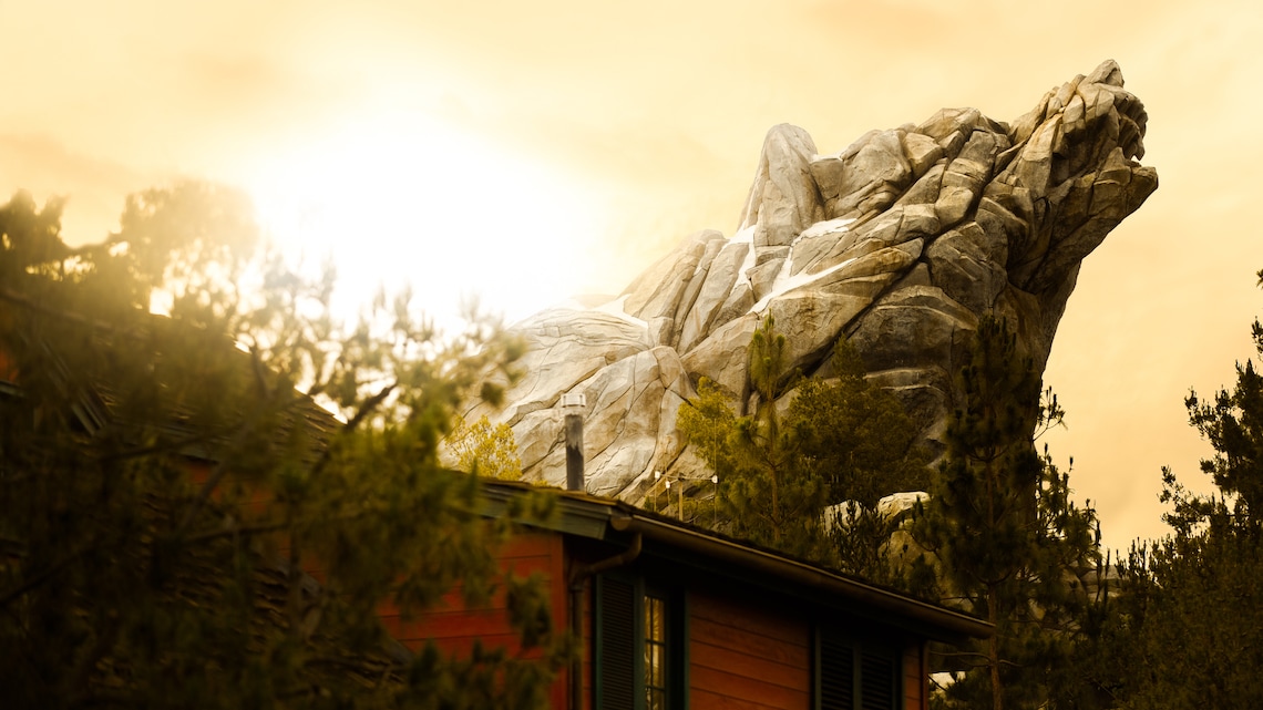 Una montaña con forma de oso marca la ubicación de Grizzly River Run