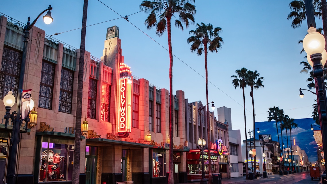 Buena Vista Street iluminada por la noche en Hollywood Land.