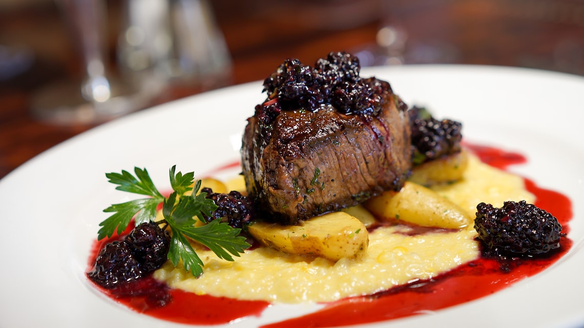 Un plato de filet mignon bien presentado