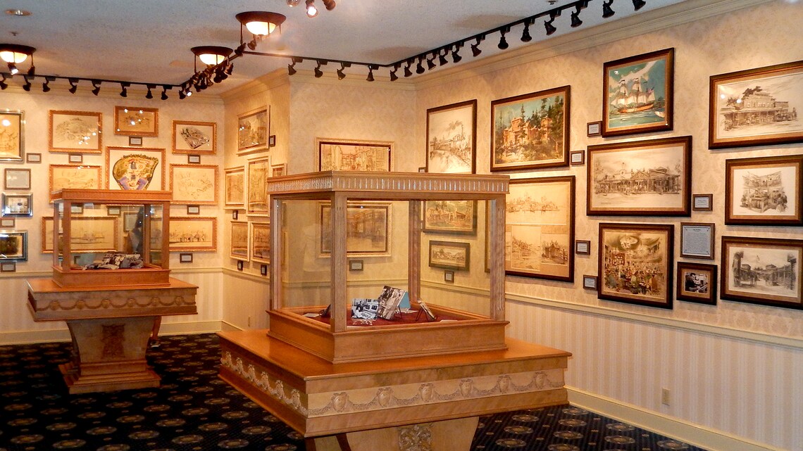 Artefactos y pinturas exhibidas en Disney Gallery