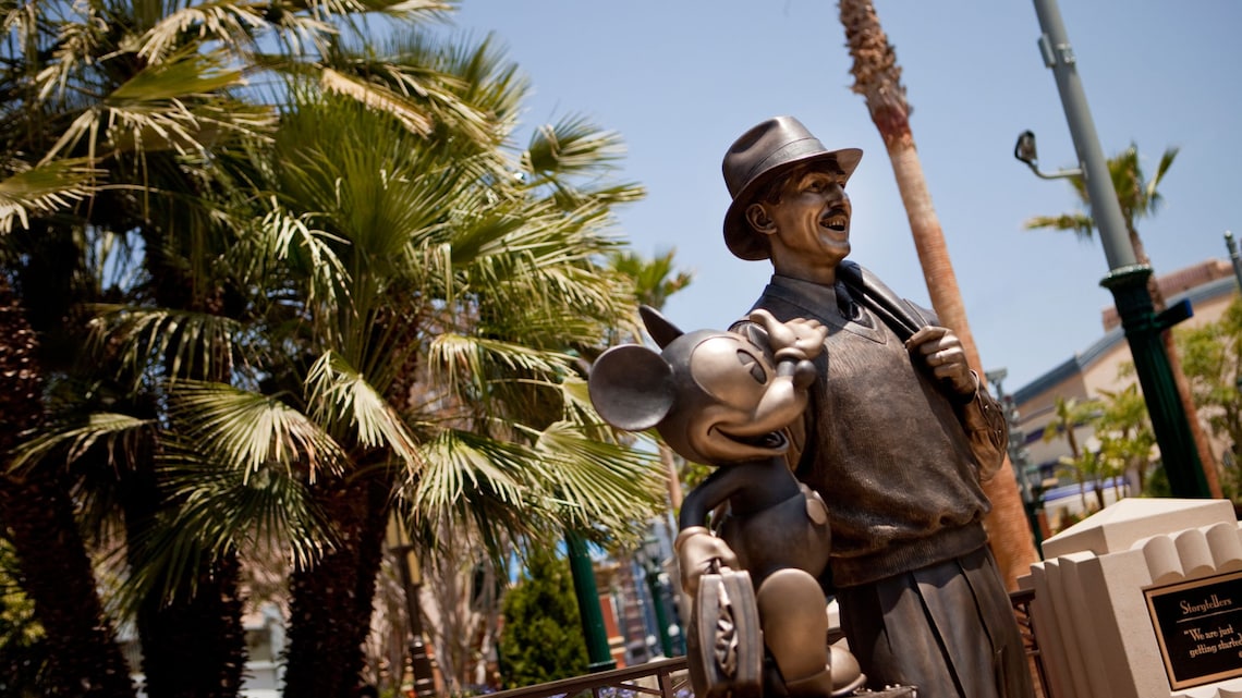 Una estatua de bronce de Walt Disney y Mickey Mouse en Disney California Adventure Park