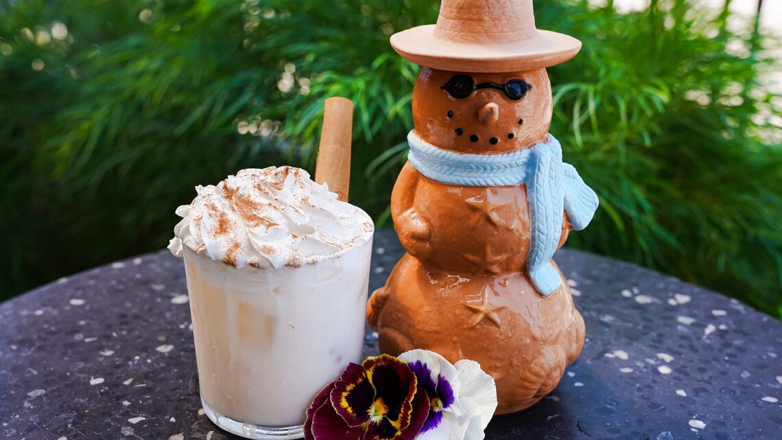 El coctel Frosty Fiesta y una taza decorativa con un muñeco de nieve de Céntrico