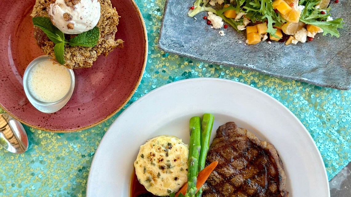 La cena navideña de tres platos de Jazz Kitchen, que incluye costillas a la parrilla, ensalada Reveillon y pudín de jengibre