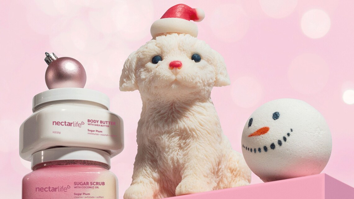 Exfoliante de azúcar y ciruela, manteca corporal de azúcar y ciruela, bomba de baño con forma de muñeco de nieve y jabón con forma de cachorro labradoodle de Santa de Nectar Life