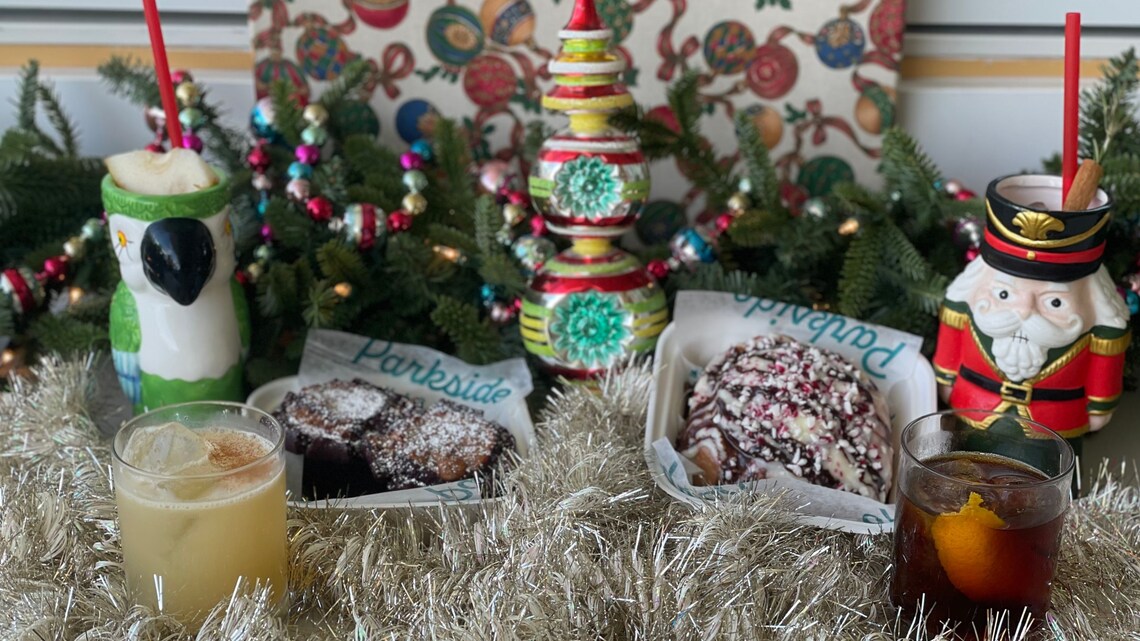 Los cocteles Michael in Pear Tree, Clark, Scarlet Tanager y Fancy Bird de Vista Parkside Market, y un rollo de canela con corteza de menta y dos galletas Brookies navideñas de Sip & Sonder
