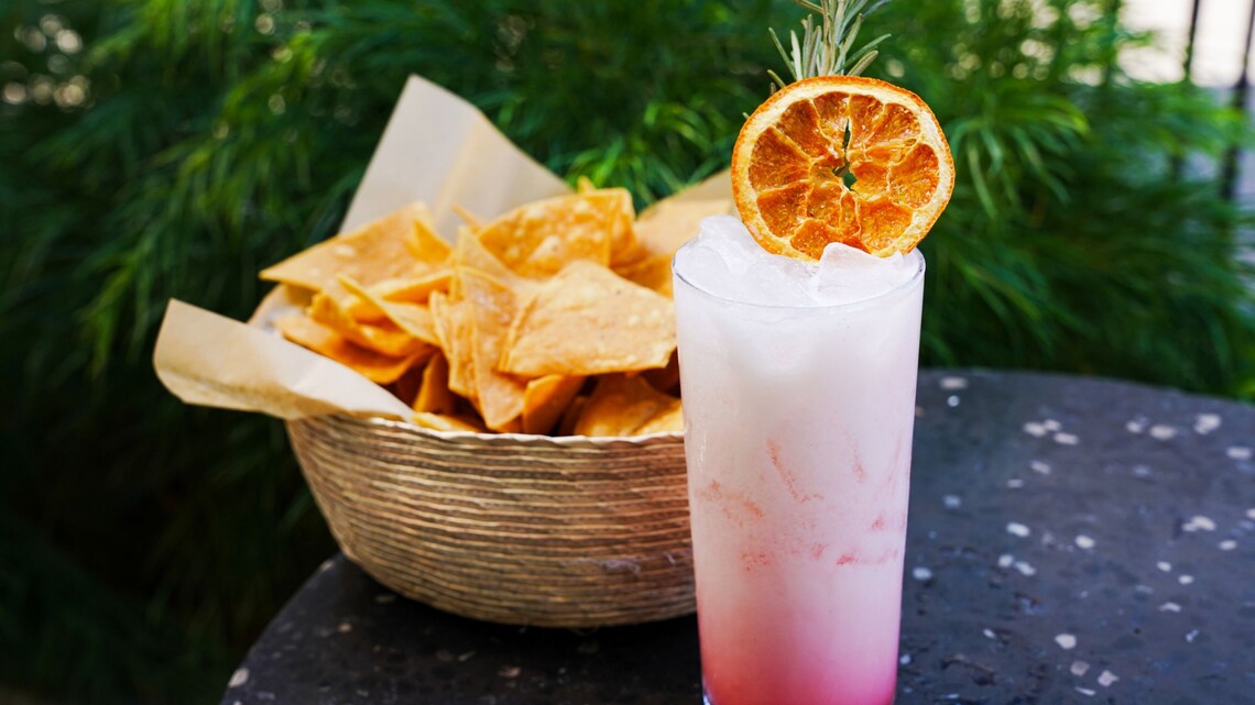 El coctel Coco Navidad y una canasta de totopos de Paseo