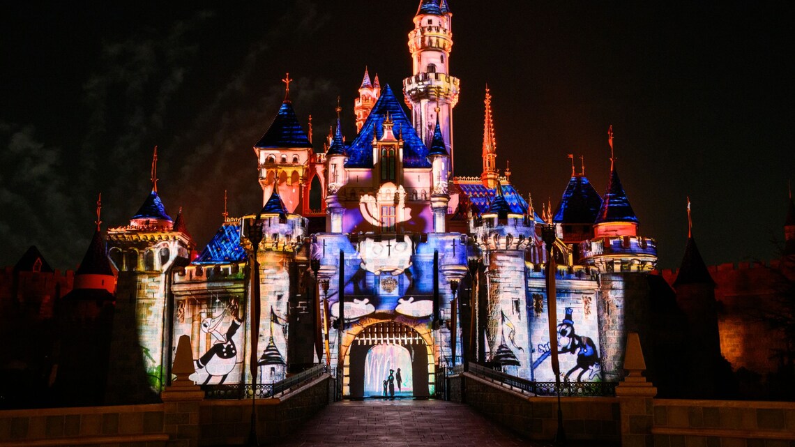 El Castillo de la Bella Durmiente en Disneyland Park iluminado durante el espectáculo nocturno Wondrous Journeys