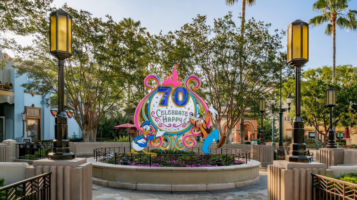 Un letrero decorativo de la Celebración del 70.º Aniversario del Disneyland Resort con Donald Duck, Goofy y el texto “’70 Celebrate Happy”