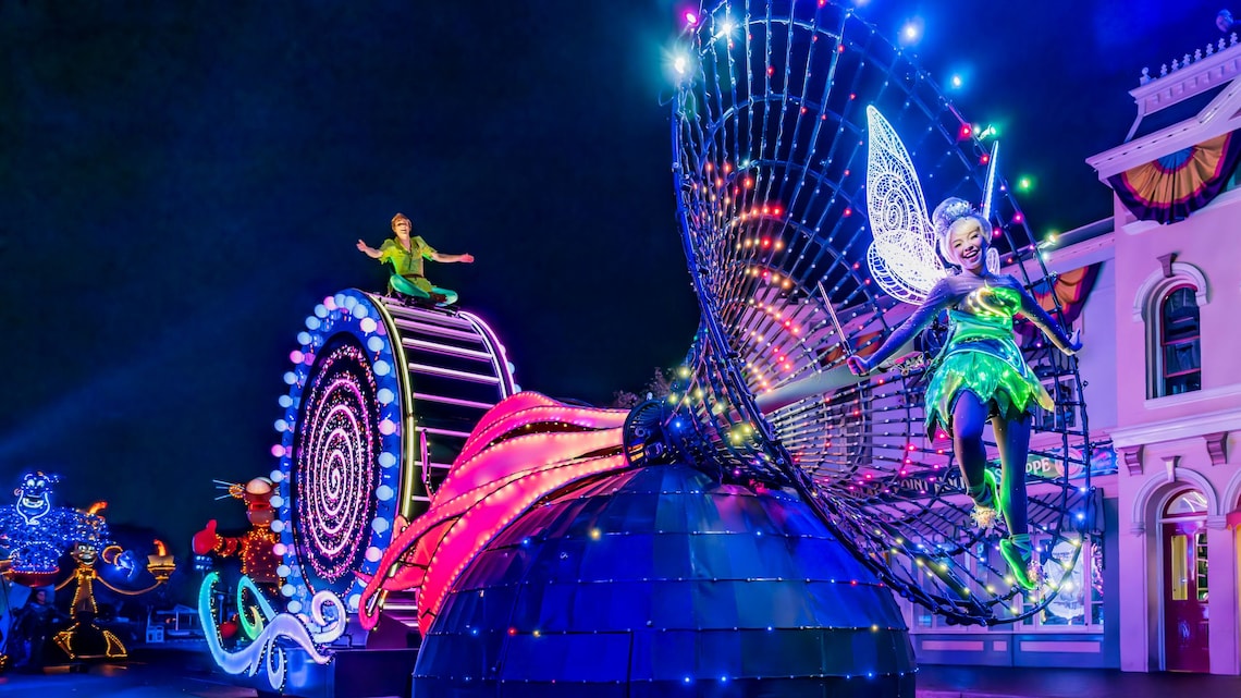 Un segmento del desfile Paint the Night con Peter Pan, Tinker Bell, Tigger, Genie y Lumière