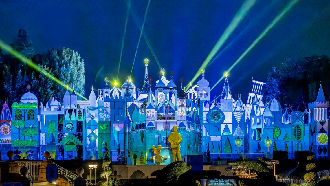 Iluminaciones proyectadas en la fachada de “it’s a small world” durante el espectáculo nocturno Tapestry of Happiness