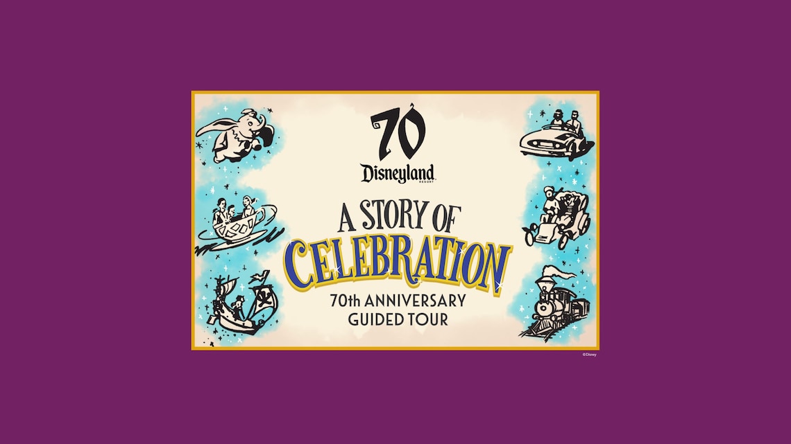 Un letrero con el logotipo de la Celebración del 70.º Aniversario de Disneyland y bocetos artísticos de varias atracciones clásicas de Disneyland con el siguiente texto: “Un Recorrido Guiado por la Historia de la Celebración del 70.º Aniversario”