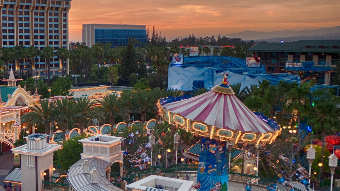 Silly Symphony Swings y Goofy’s Sky School en Disney California Adventure Park.