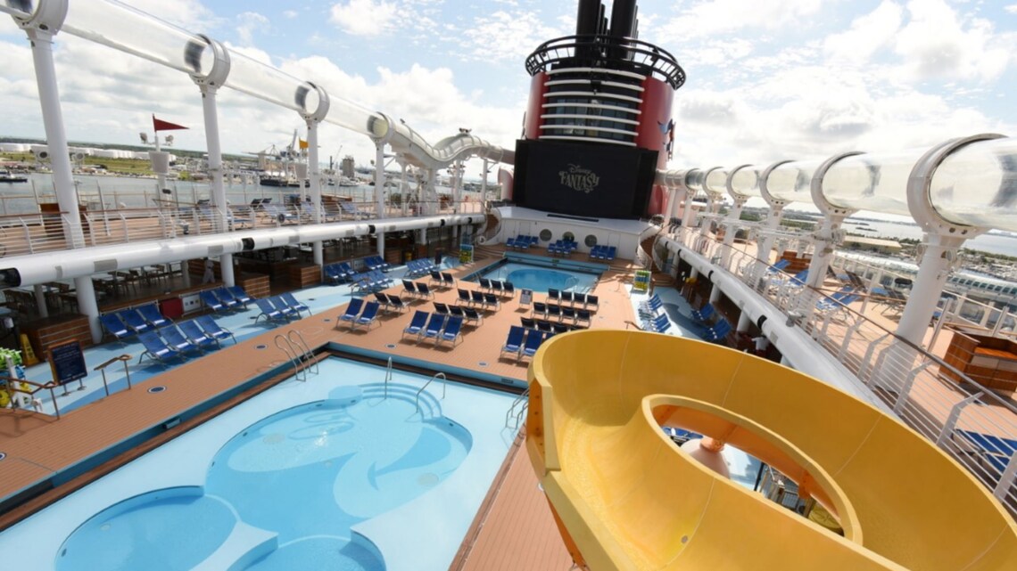 ミッキー&フレンズファンタジーウォータードーム Mickey's Pool | Pools | Disney Cruise Line