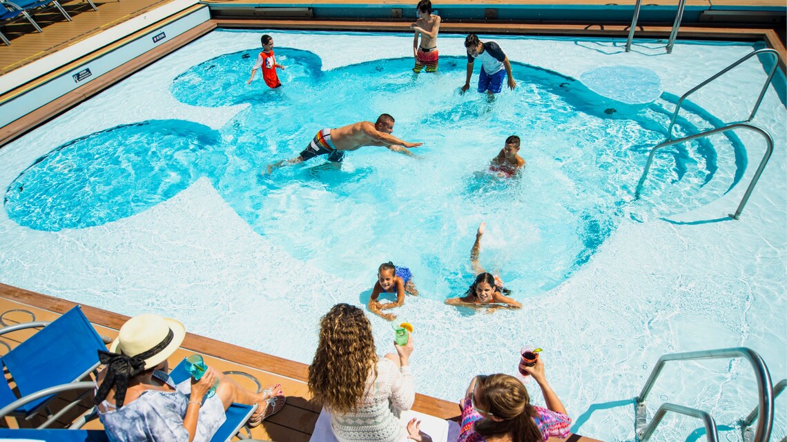 ミッキー&フレンズファンタジーウォータードーム Mickey's Pool | Pools | Disney Cruise Line