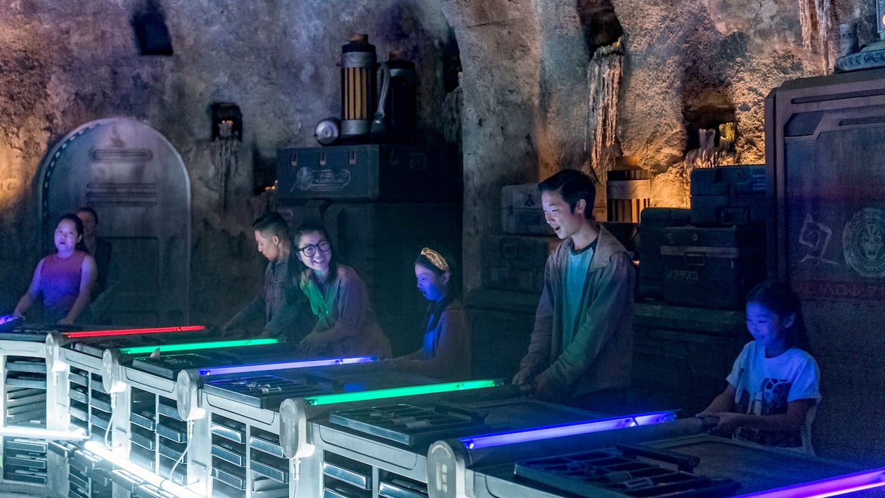 WDW Star Wars: Galaxy's Edge Savi's Workshop - Handbuilt Lightsabers at Walt Disney World