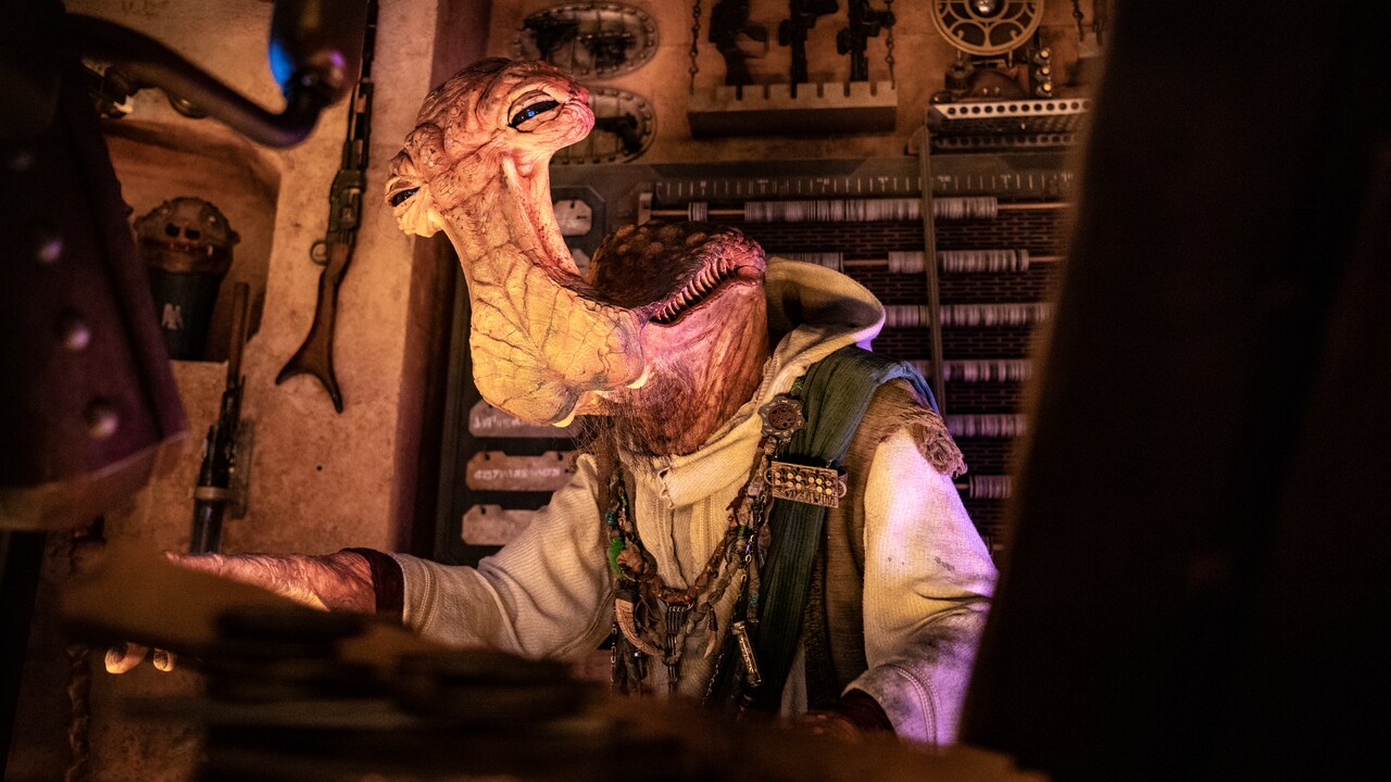 Dok Ondar, un alienígena Ithoriano de Star Wars cuya cabeza se asemeja a un tiburón cabeza de martillo, trabajando en su taller