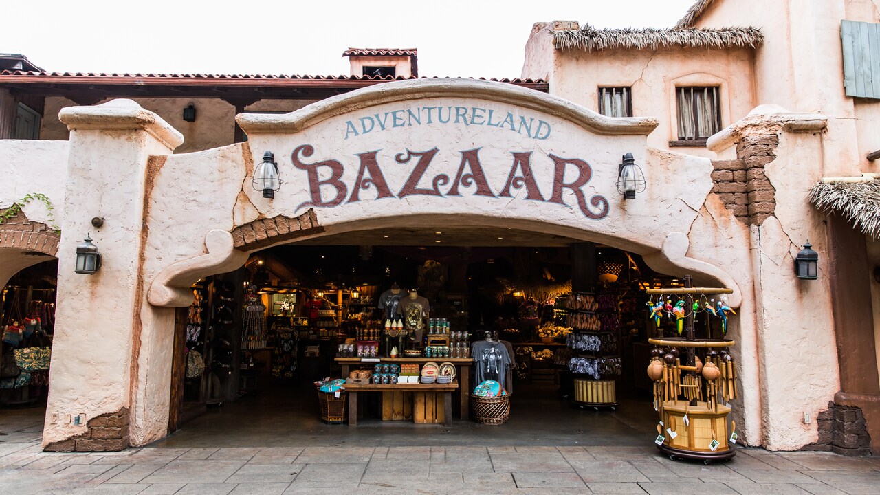 El exterior de Adventureland Bazaar en Disneyland Park