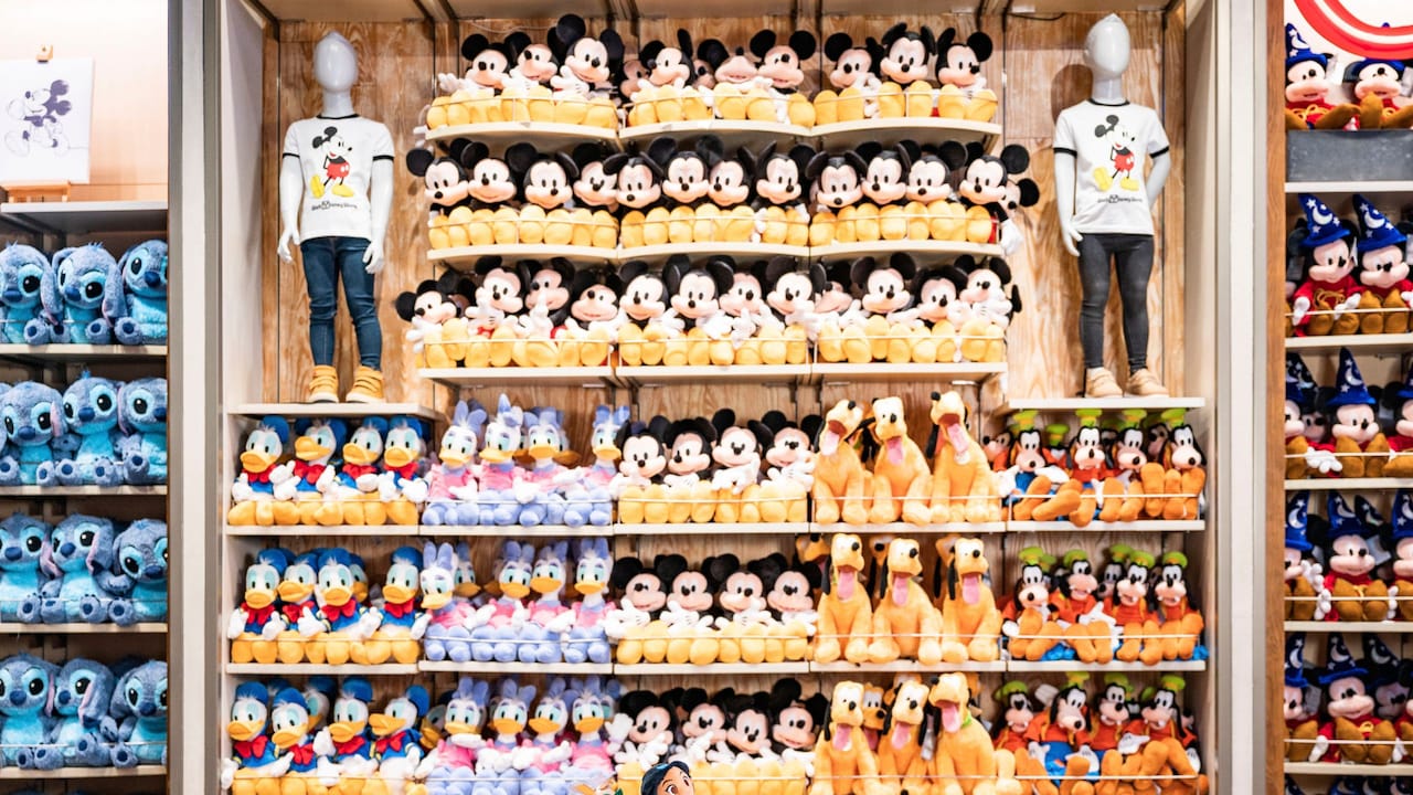 Estantes con peluches de Donald Duck, Mickey Mouse, Daisy Duck, Pluto y Goofy en World of Disney en Disney Springs