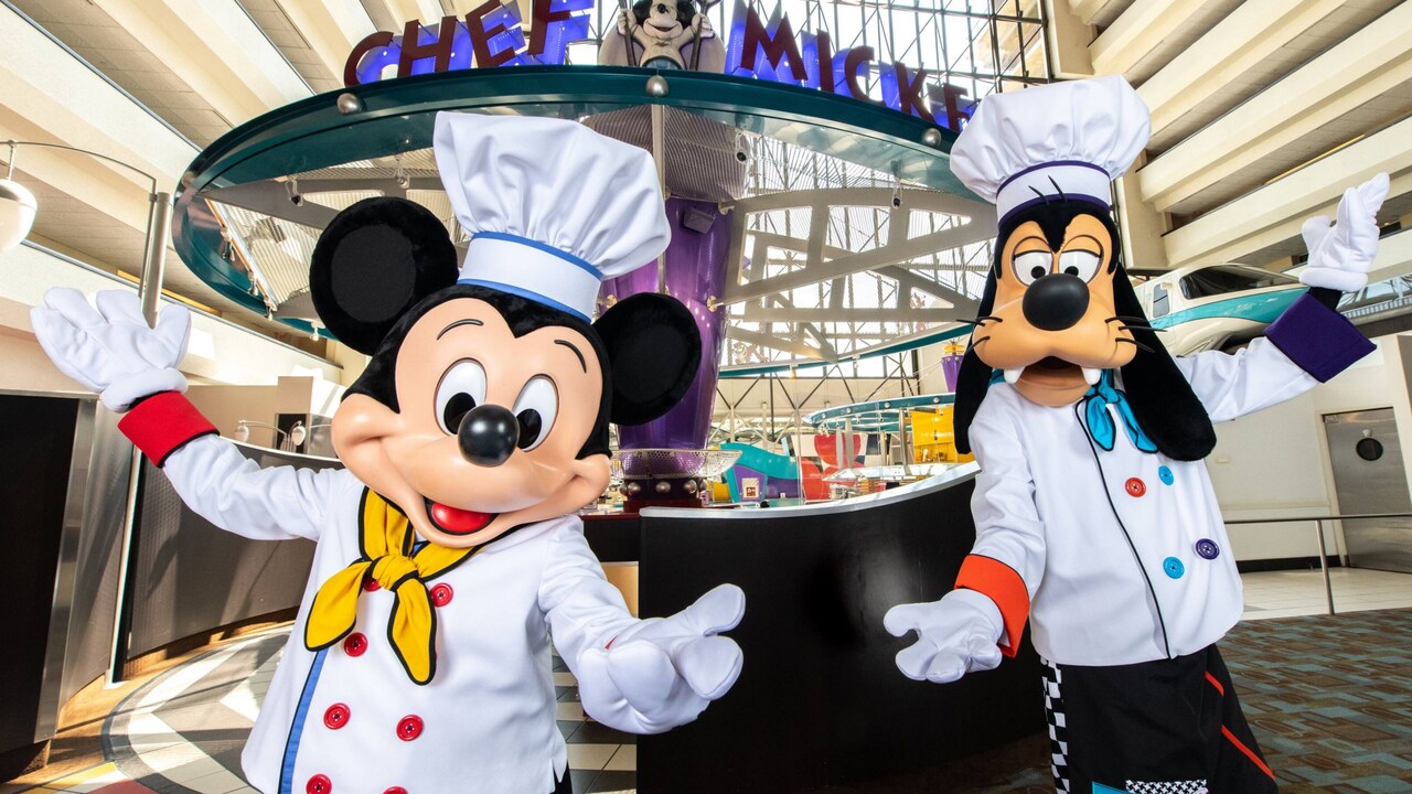 Mickey Mouse y Goofy vestidos de chefs con los brazos extendidos