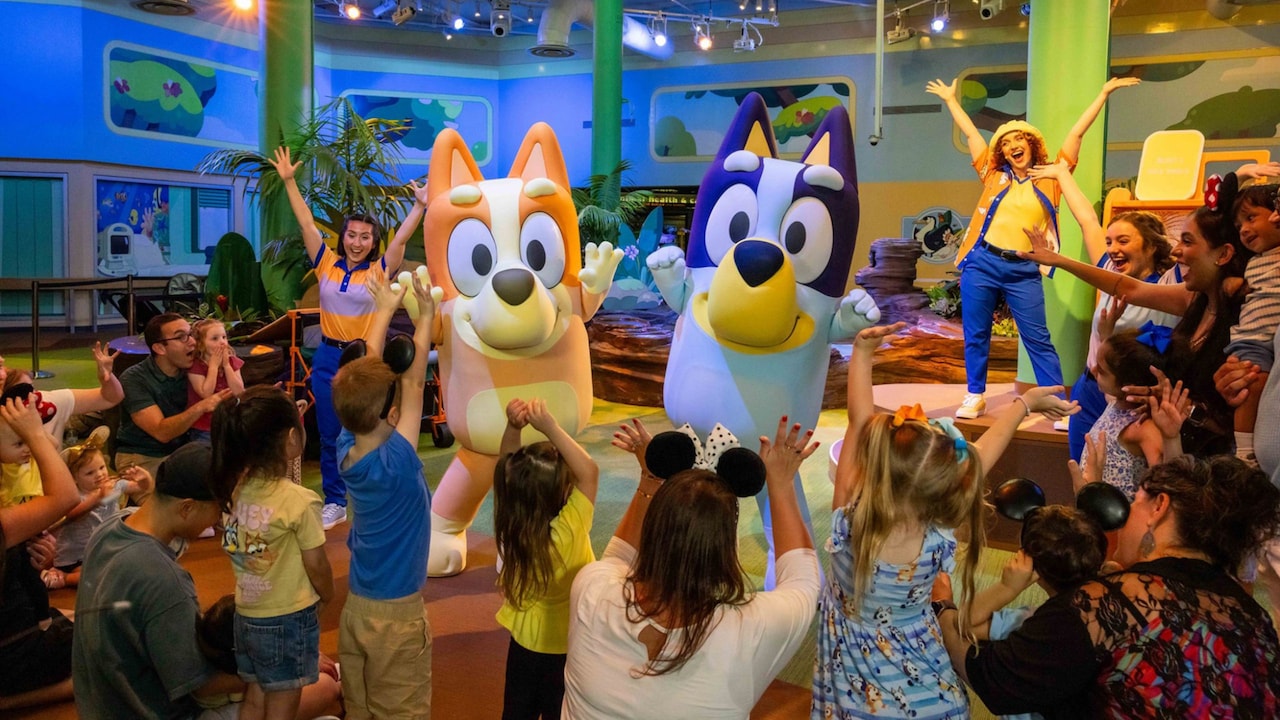 Bingo, Bluey e Funcionários Disney dançando com um grupo de crianças