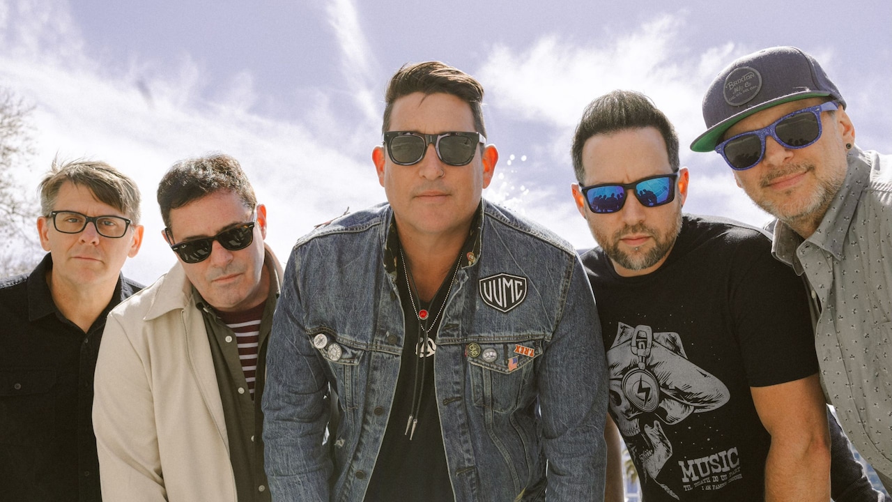 The 5 members of the band Smash Mouth