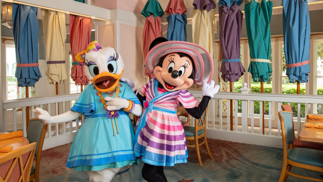 Daisy Duck y Minnie Mouse posan para una foto en Cape May Cafe en Disney’s Beach Club Resort 