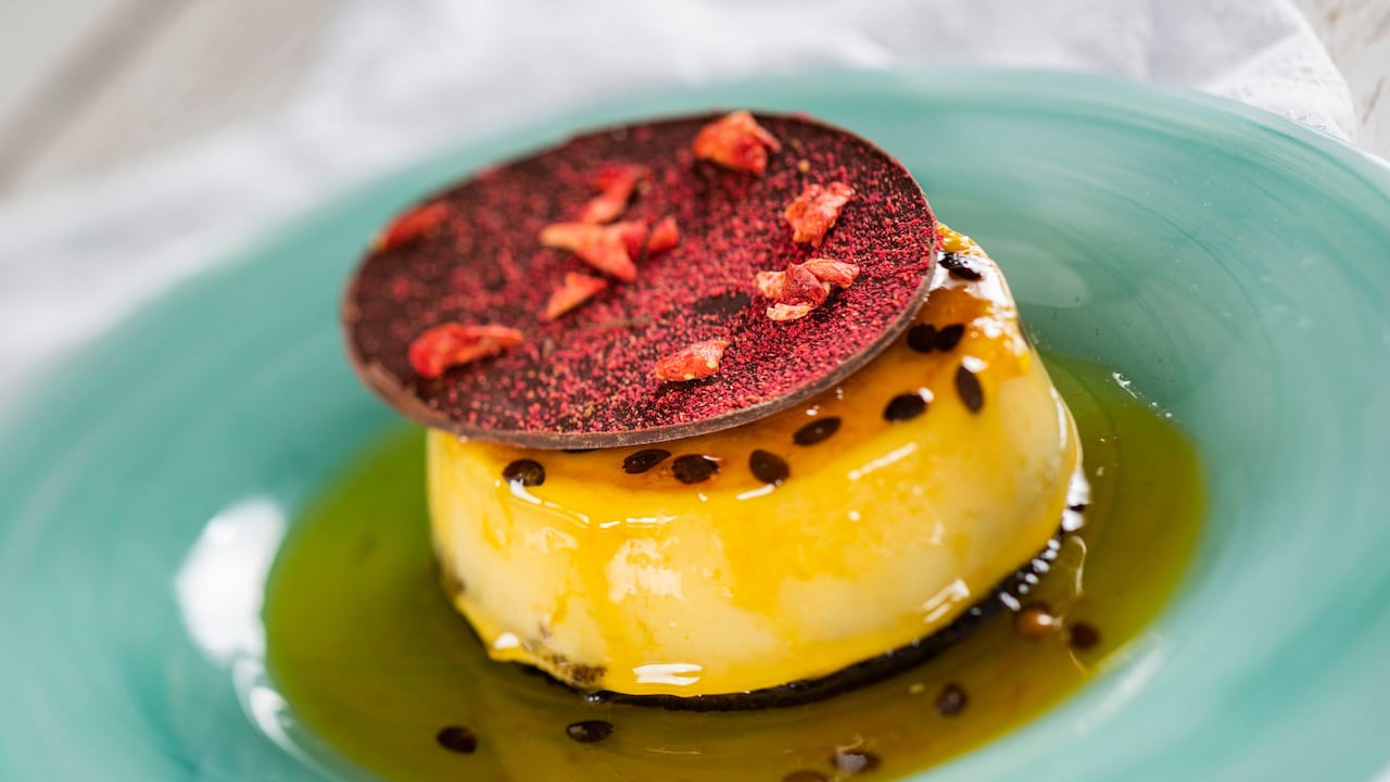 Flancocho de chocolate con coco cubierto con caramelo de maracuyá de La Isla Fresca