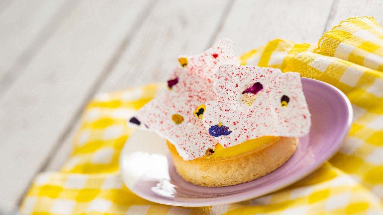 Una tarta de limón amarillo cubierta con merengues de aquafaba de Citrus Blossom