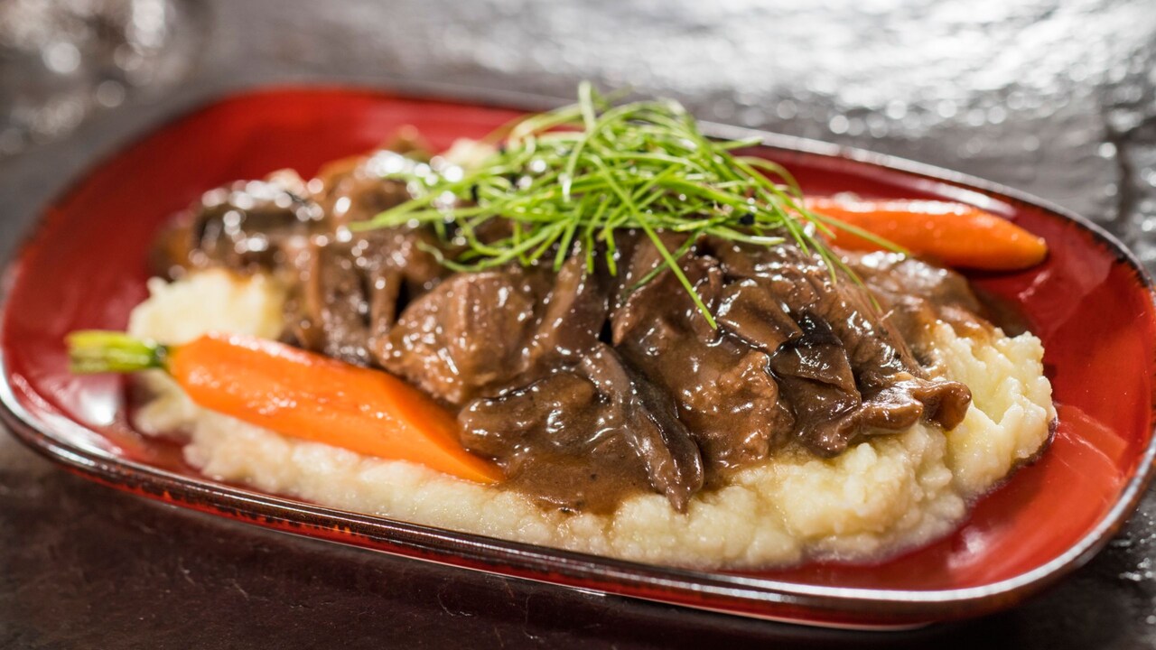 Queues de filet de bœuf avec sauce aux champignons, pommes de terre fouettées et légumes du jardin