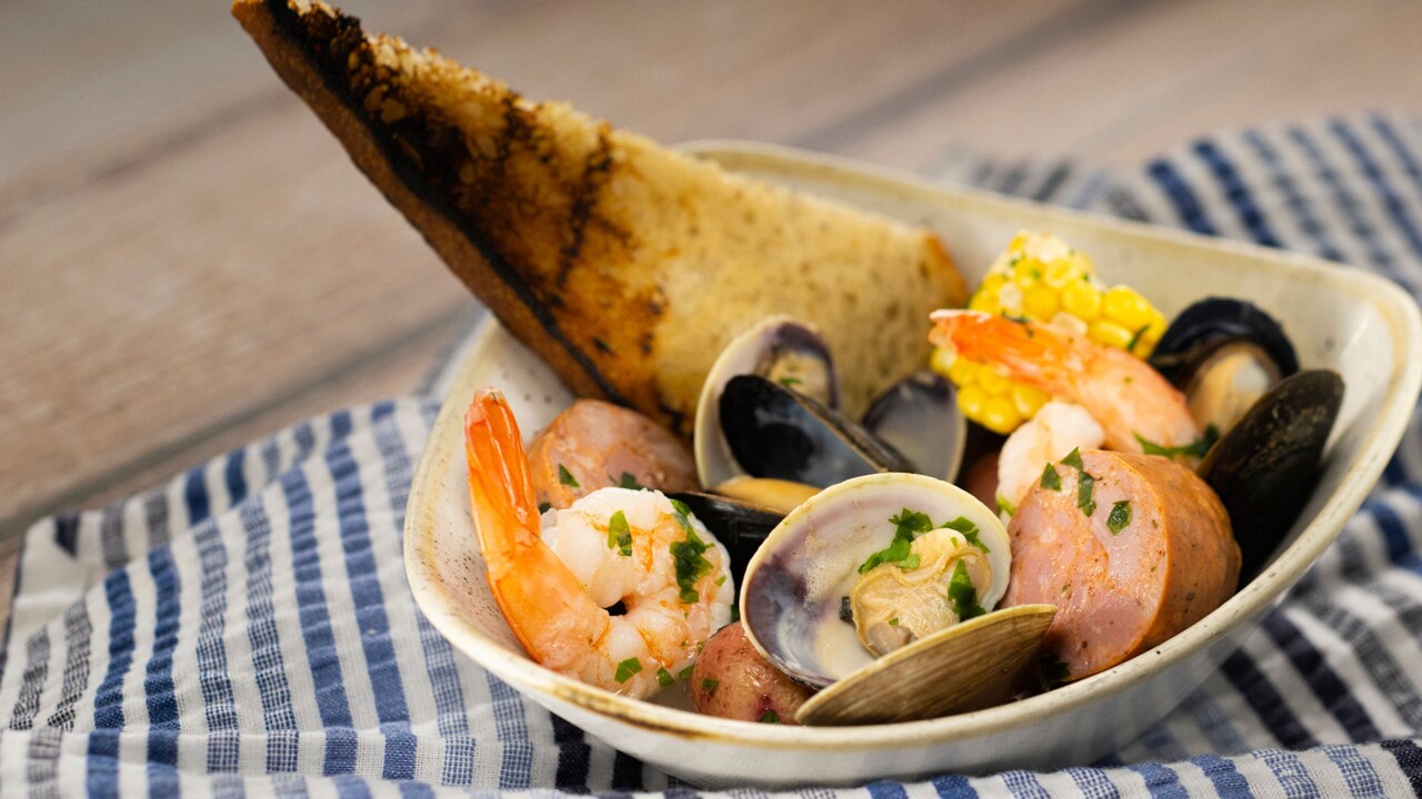 Un bol de fruits de mer cuits au four avec pain grillé