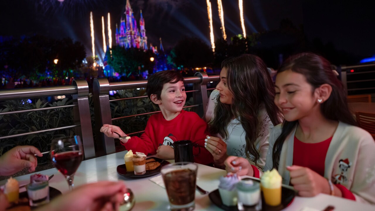 Minnie's Wonderful Christmastime Fireworks Dessert Party at Tomorrowland Terrace at Walt Disney World