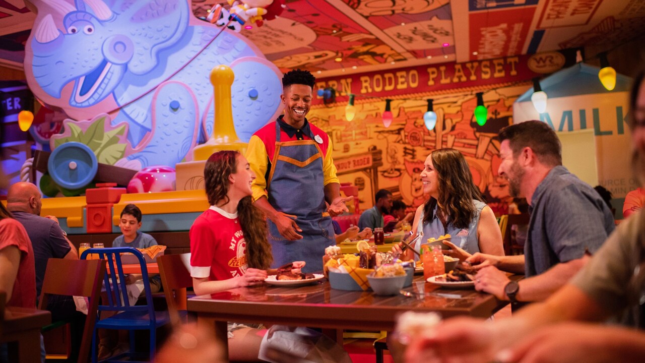 Una mesa de 3 Visitantes conversando con la mesera en Roundup Rodeo BBQ