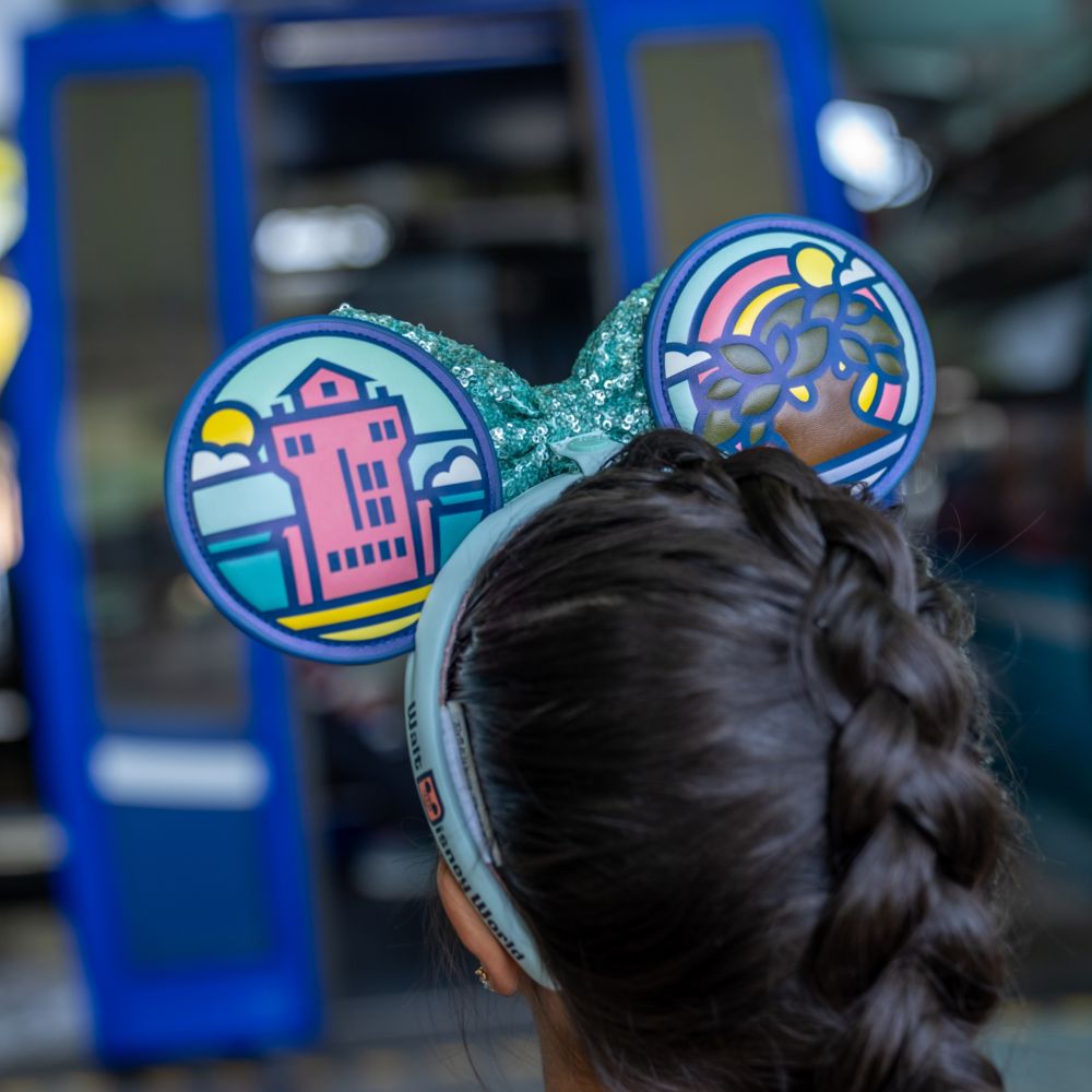 A Guest wearing a Walt Disney World Resort Minnie Mouse ear headband