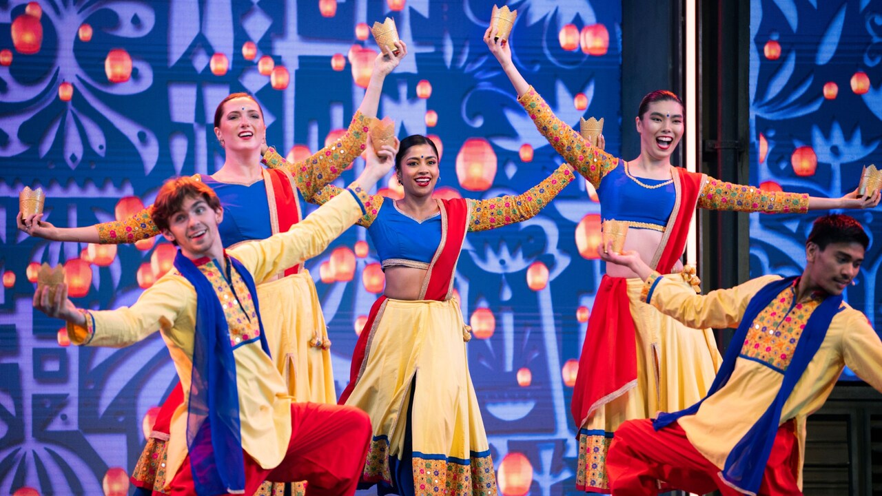 Cinco bailarines realizando una danza india en el escenario durante el Disney Festival of Holidays