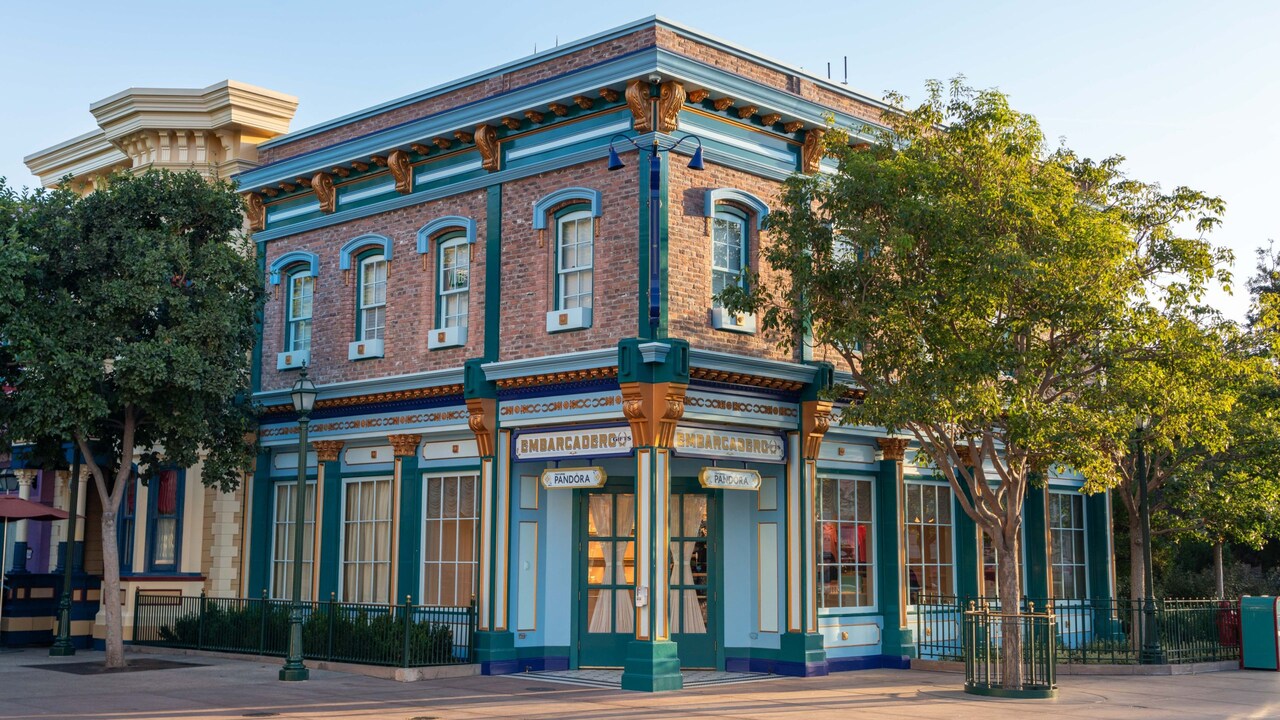 El exterior de Embarcadero Gifts en Disney California Adventure Park