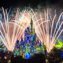 Cinderella Castle transformado com projeções temáticas da Disney, enquanto fogos de artifício explodem no céu noturno