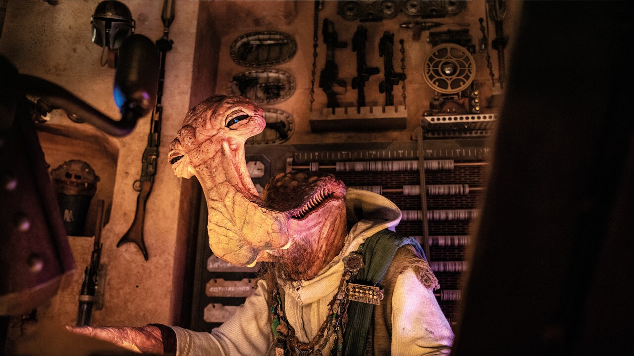Visitors to Black Spire Outpost peruse goods from across the galaxy at Dok-Ondar’s Den of Antiquities