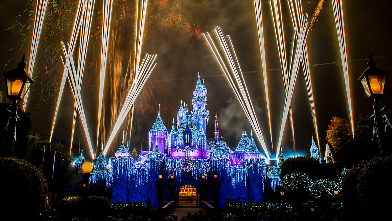 El Castillo de Invierno de la Bella Durmiente brilla con sus luces y decoraciones de la temporada de fiestas
