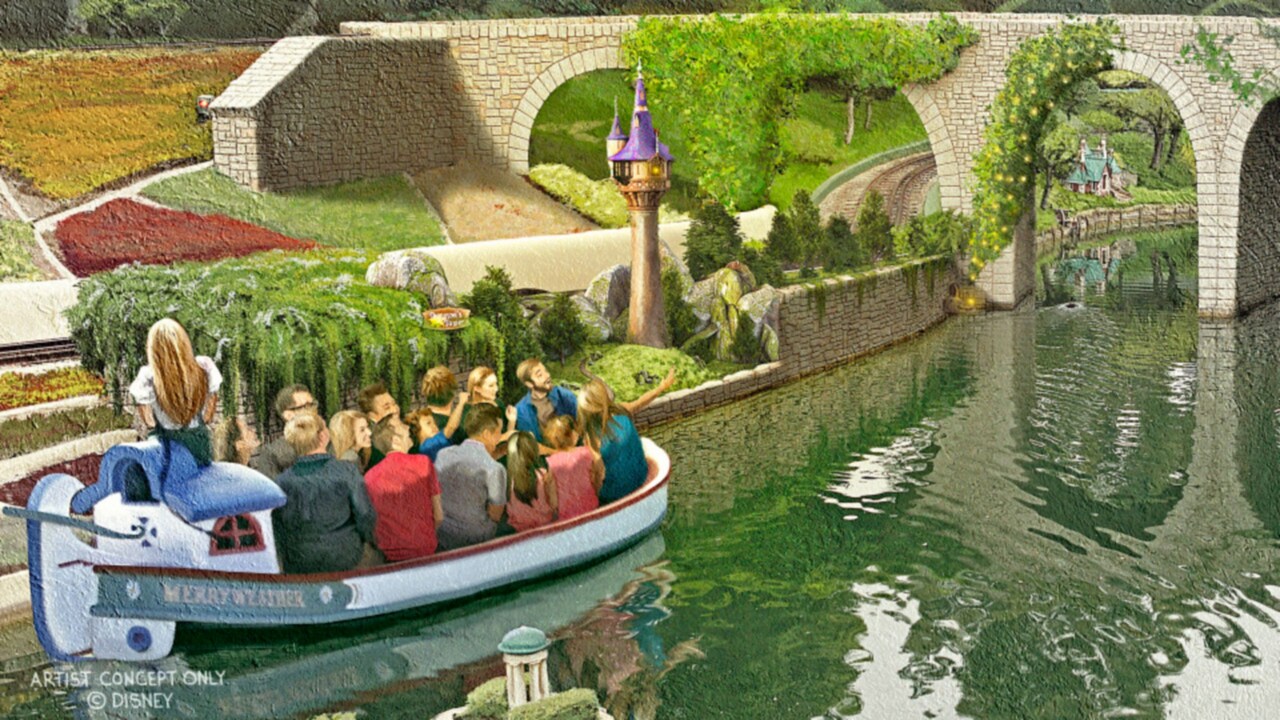 Visitantes a bordo de un bote recorren un paisaje de ensueño y pasan junto a una miniatura de la torre de Rapunzel, de la película Tangled