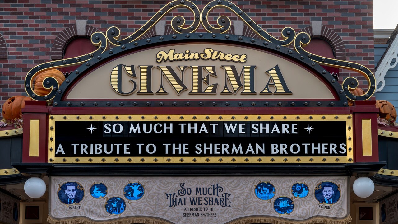 La marquesina de la atracción Main Street Cinema con el texto “So Much That We Share a Tribute to the Sherman Brothers” (Tanto que compartimos: un homenaje a los hermanos Sherman)